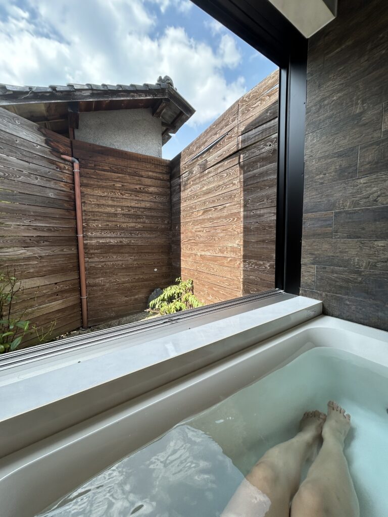 開放感のあるお風呂で旅の疲れをとる